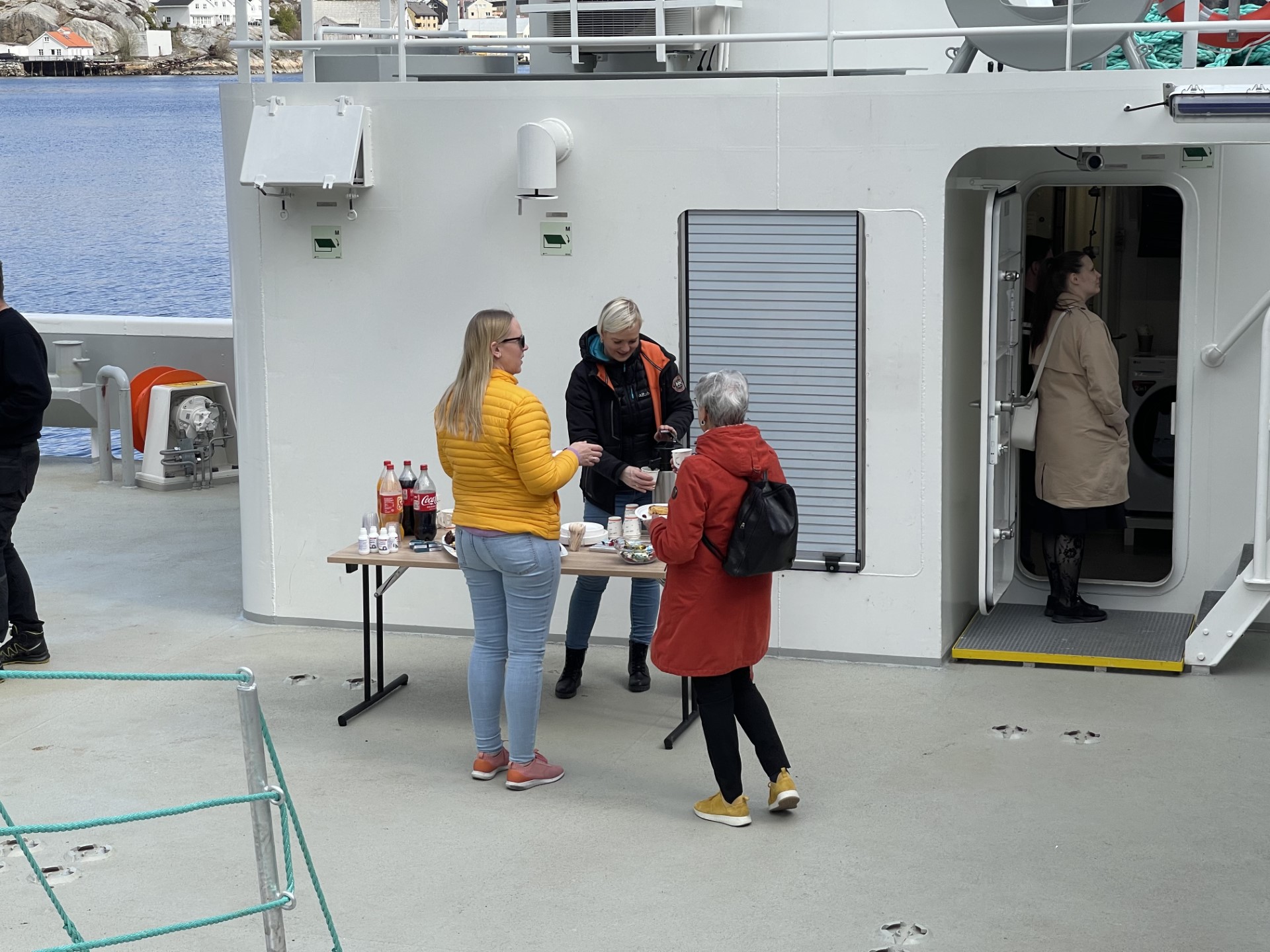 bente-serverer-kake.jpg