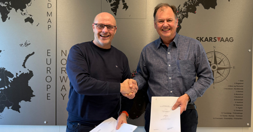 Under signering, fra venstre Vegard Kristiansen og Stein Arve Olsen.